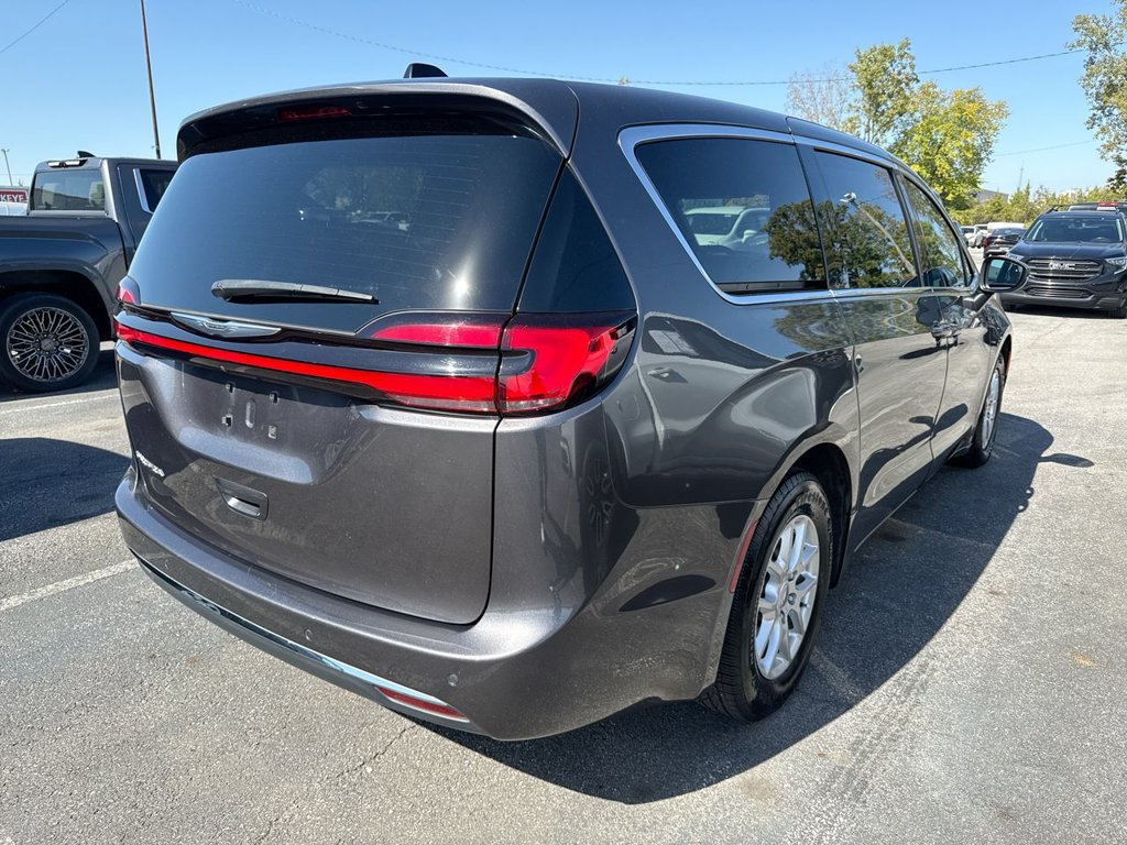 Used 2023 Chrysler Pacifica Touring FWD image 4