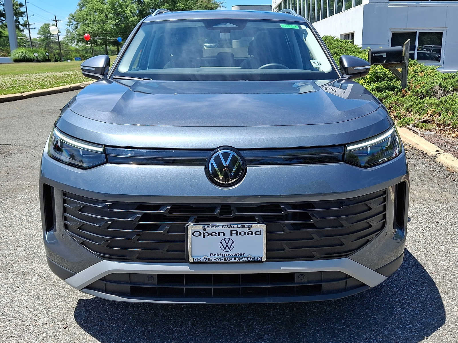 Used 2025 Volkswagen Tiguan SE w/ Panoramic Sunroof Package AWD/4WD image 2