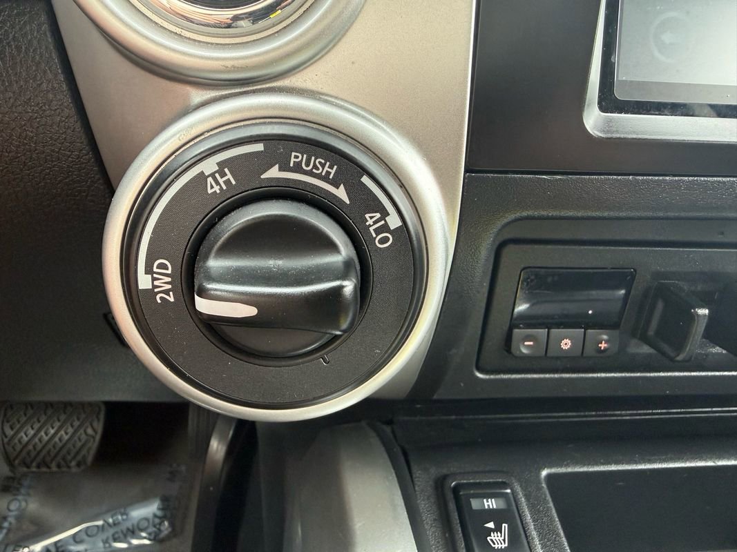 Used 2017 Nissan Titan SV image 17