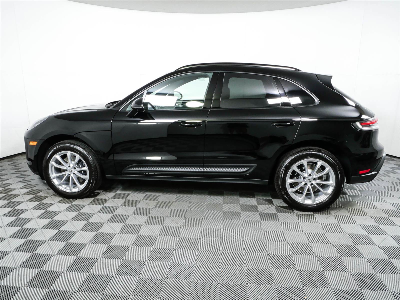Certified 2026 Porsche Macan Turbo AWD/4WD image 2