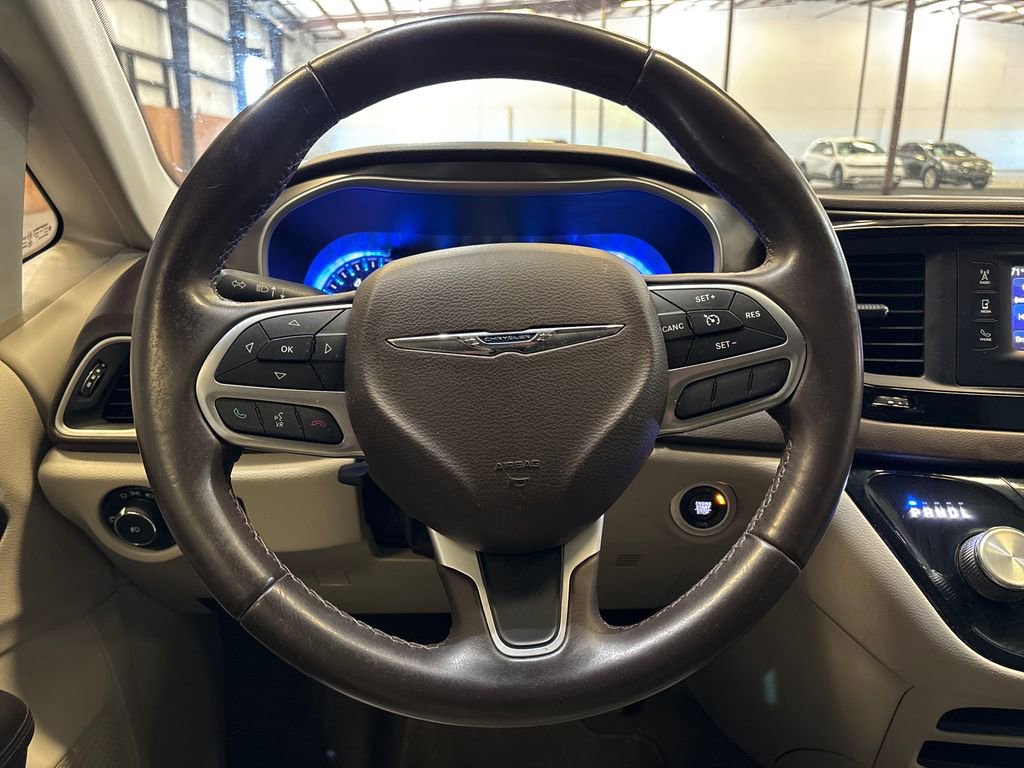 Used 2017 Chrysler Pacifica Touring-L FWD image 14