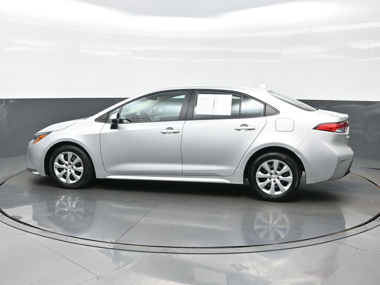 Used 2025 Toyota Corolla LE FWD image 3