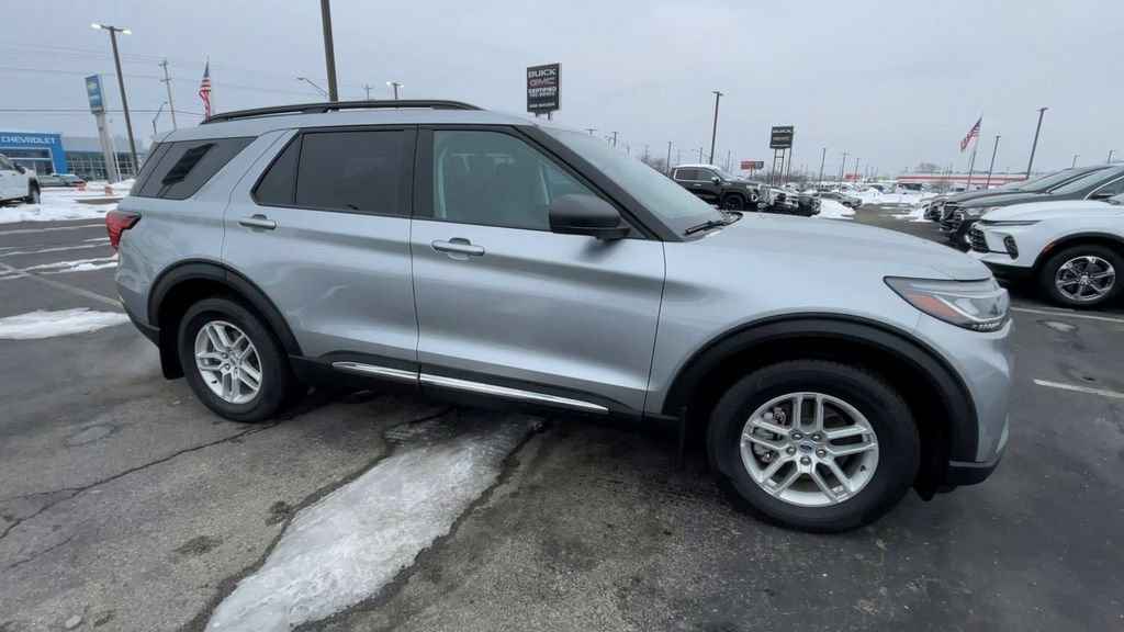 Used 2025 Ford Explorer Active AWD/4WD image 3