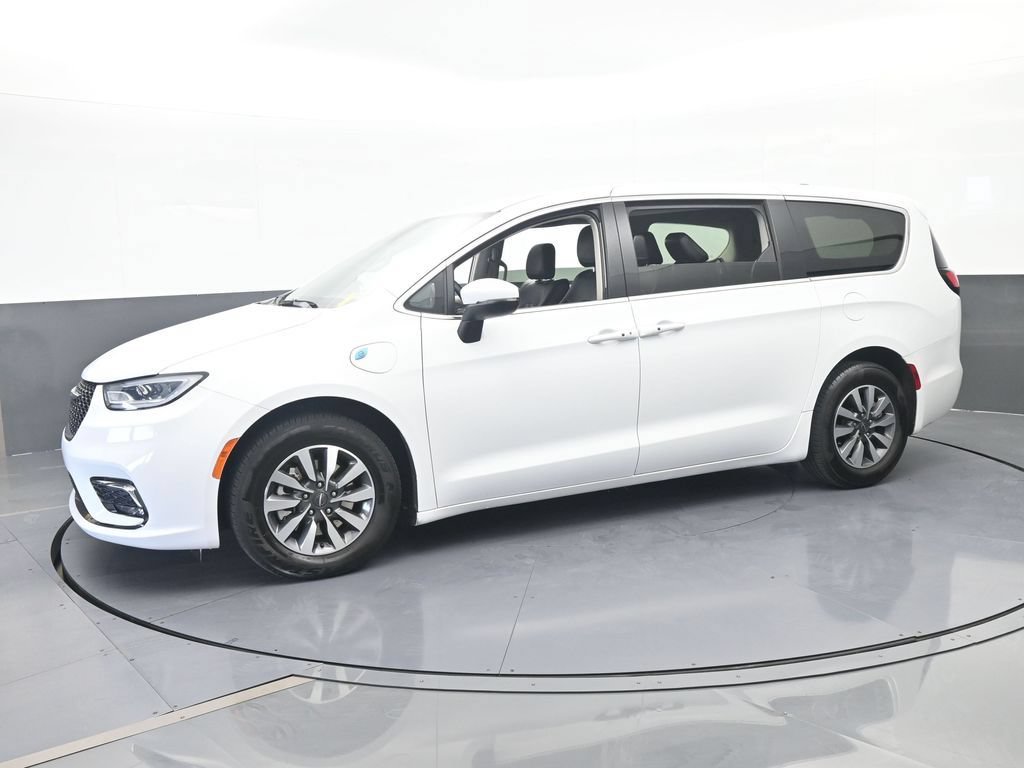 Used 2023 Chrysler Pacifica Touring-L FWD video 2