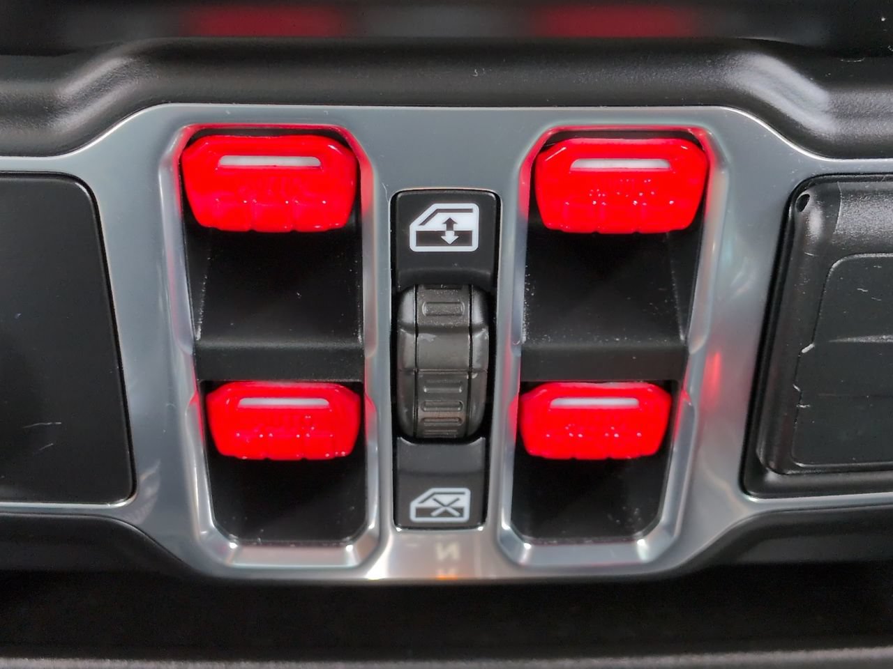 Used 2020 Jeep Wrangler Unlimited Sahara AWD/4WD image 24