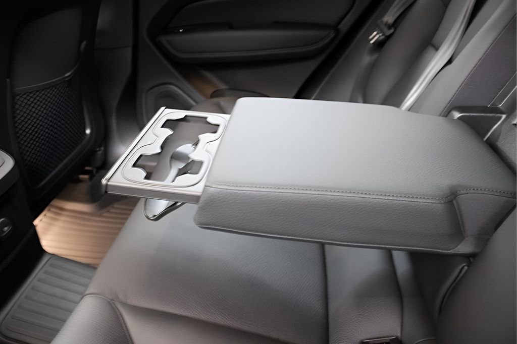 Certified 2025 Volvo XC60 T8 Plus w/ Protection Package Premier image 31