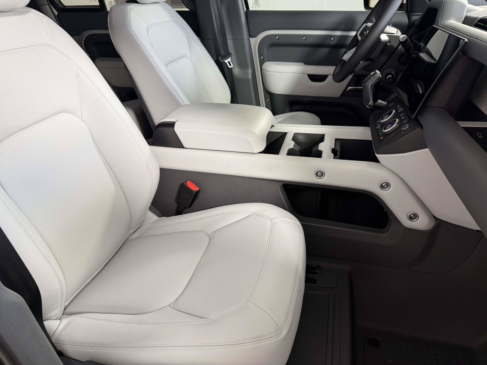New 2026 Land Rover Defender 110 X-Dynamic SE AWD/4WD image 13