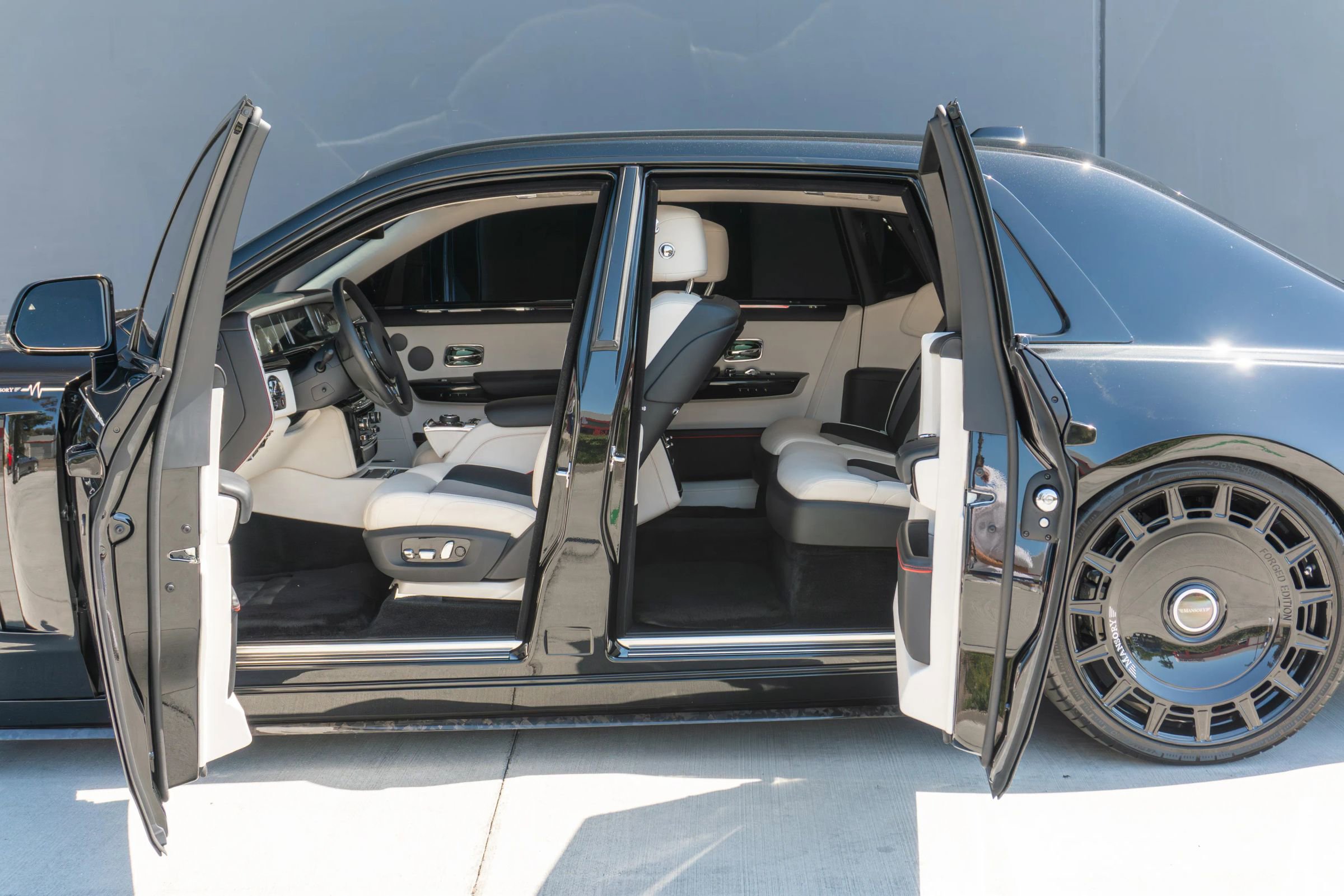 Used 2024 Rolls-Royce Phantom Sedan w/ The Phantom Package RWD image 9