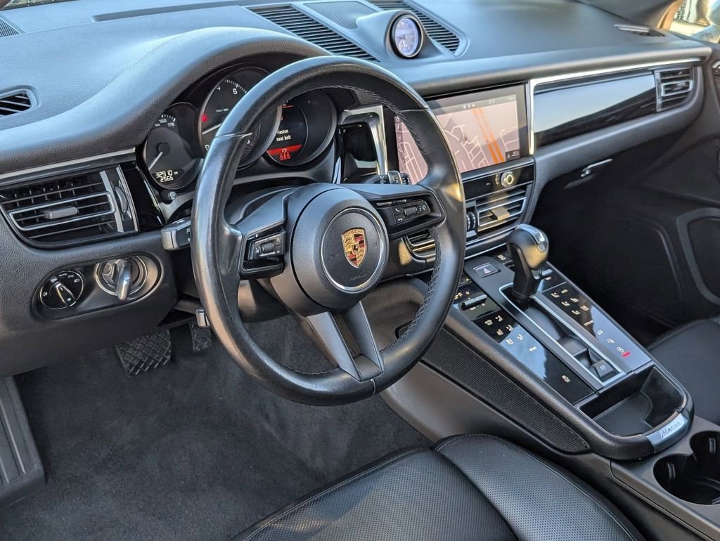 Certified 2022 Porsche Macan image 4