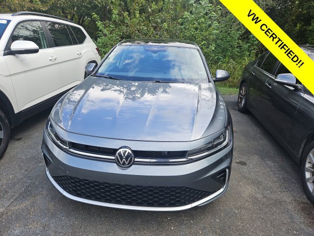 Certified 2025 Volkswagen Jetta SE FWD image 2