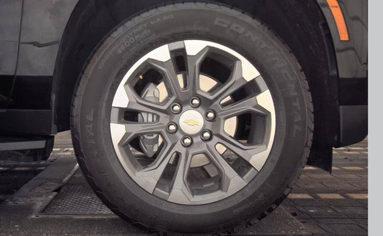 Used 2025 Chevrolet Suburban LS RWD image 15