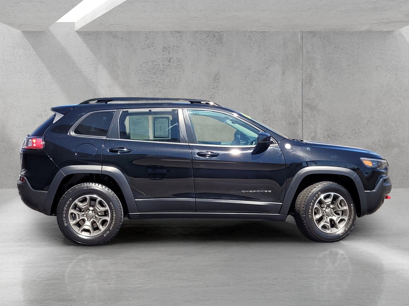 Used 2022 Jeep Cherokee Trailhawk AWD/4WD image 4
