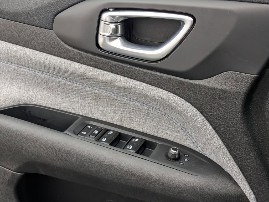 Used 2025 Jeep Compass Latitude image 14