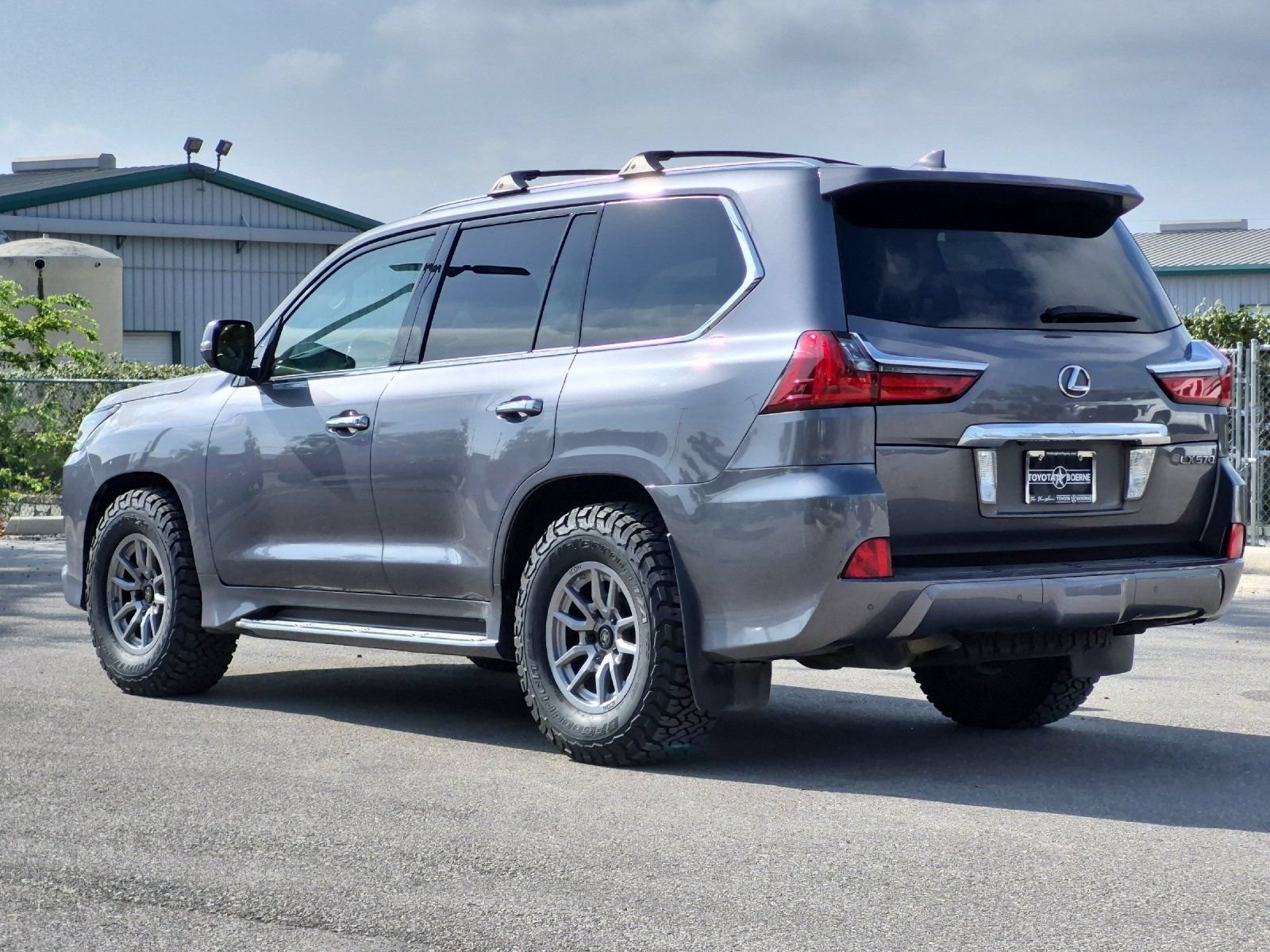 Used 2016 Lexus LX 570 4WD w/ Luxury Package image 3