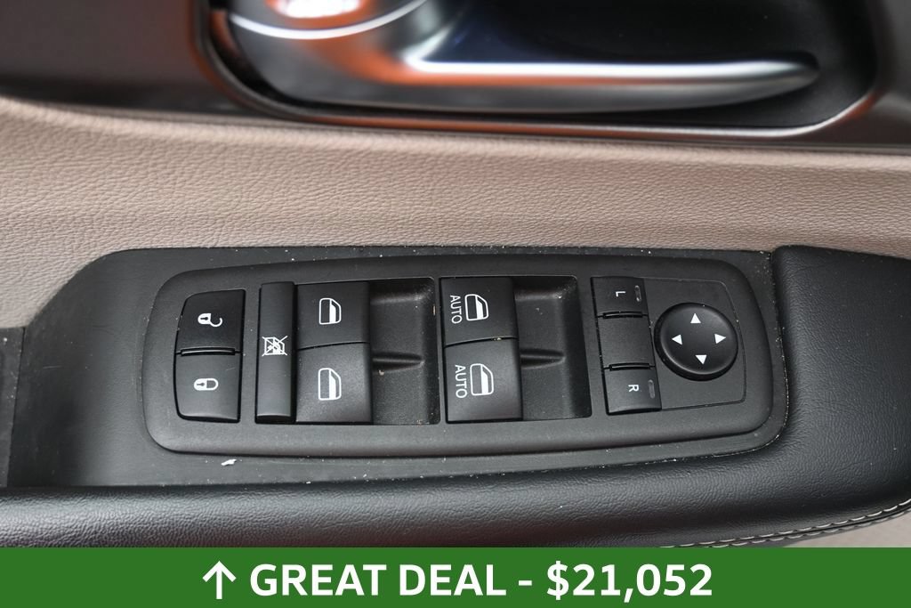Used 2023 Chrysler Pacifica Touring-L FWD image 21