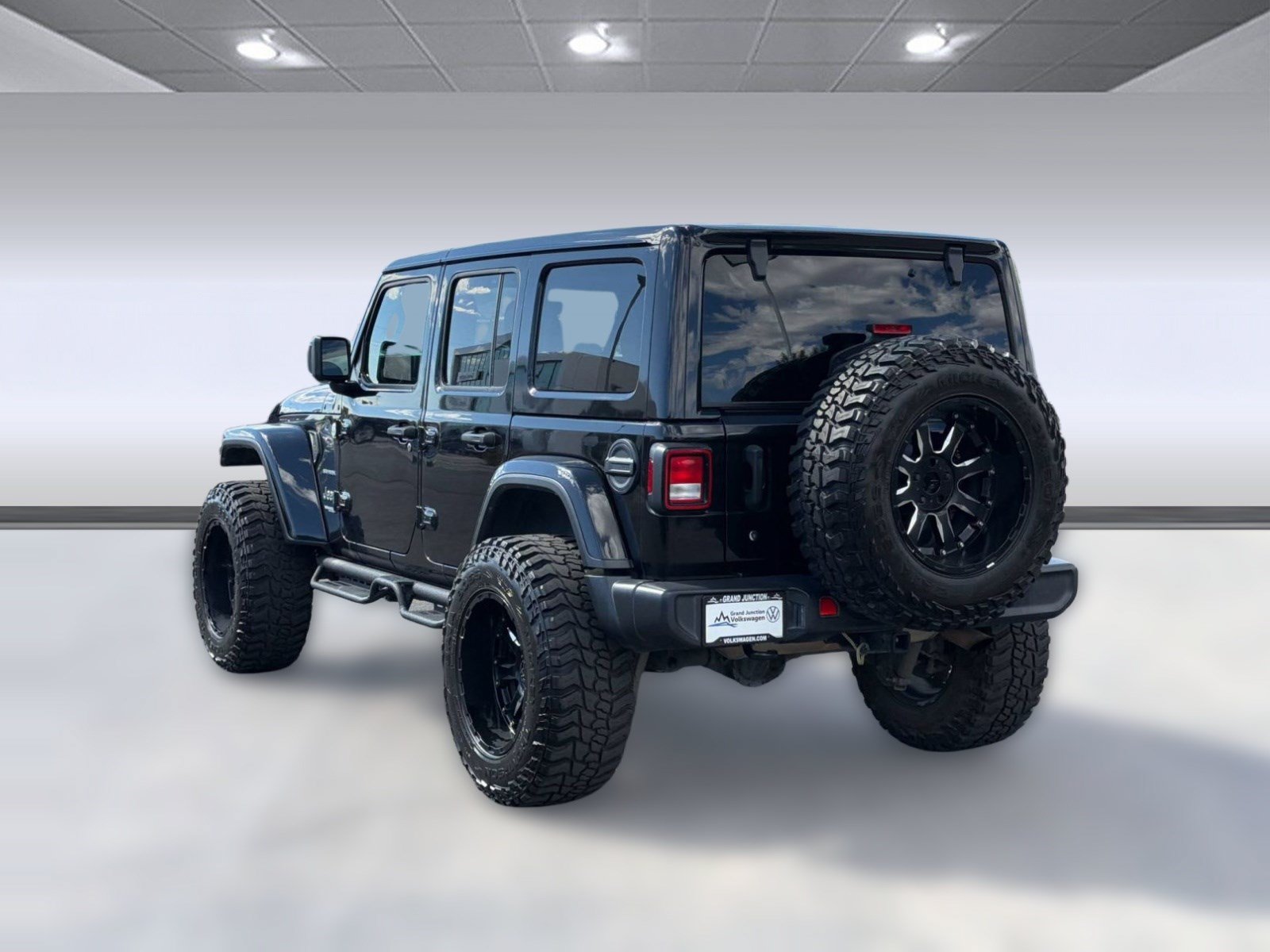 Used 2020 Jeep Wrangler Unlimited Sahara w/ Uconnect 4C Nav & Sound Group AWD/4WD image 3