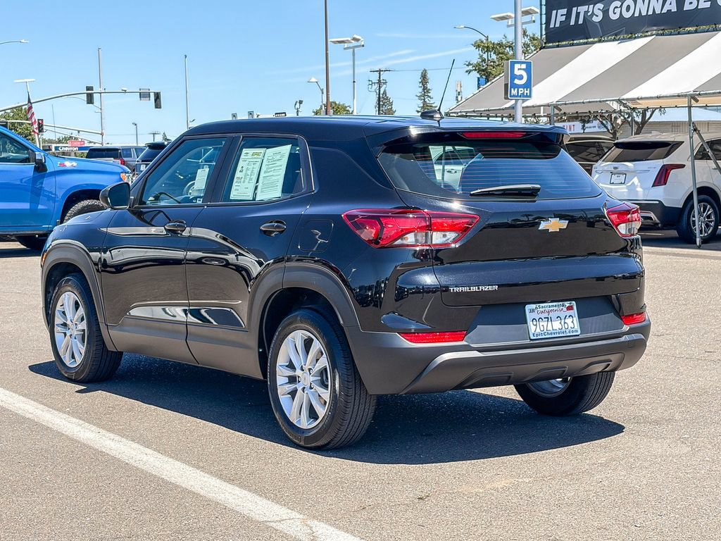 Used 2023 Chevrolet TrailBlazer LS FWD image 2