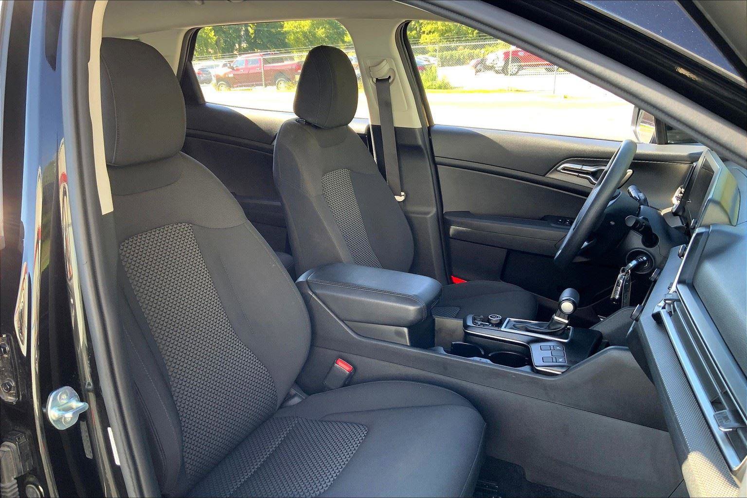 Used 2024 Kia Sportage LX image 7