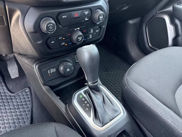 Used 2023 Jeep Renegade Latitude AWD/4WD image 29