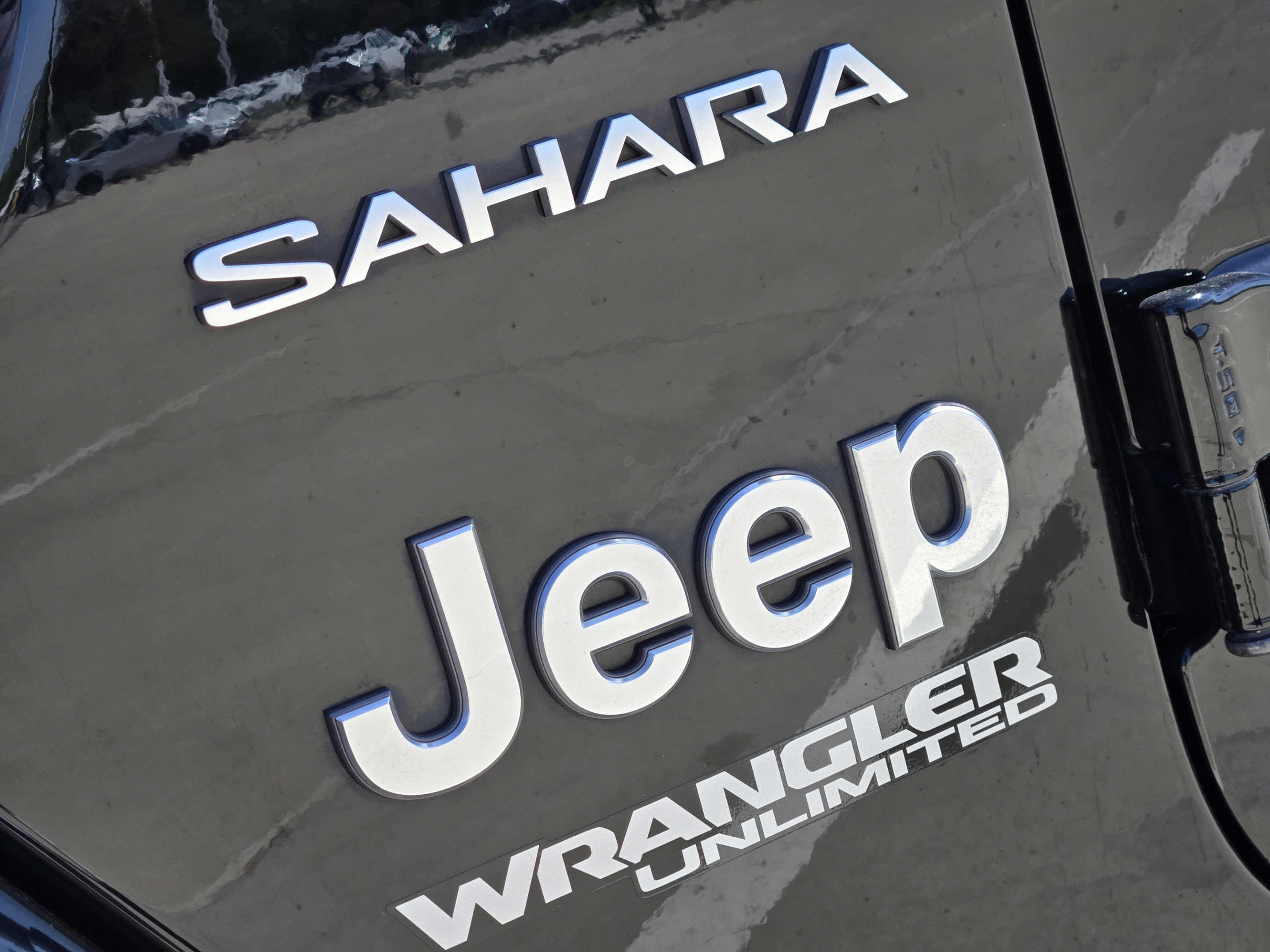 Used 2018 Jeep Wrangler Unlimited Sahara AWD/4WD image 32