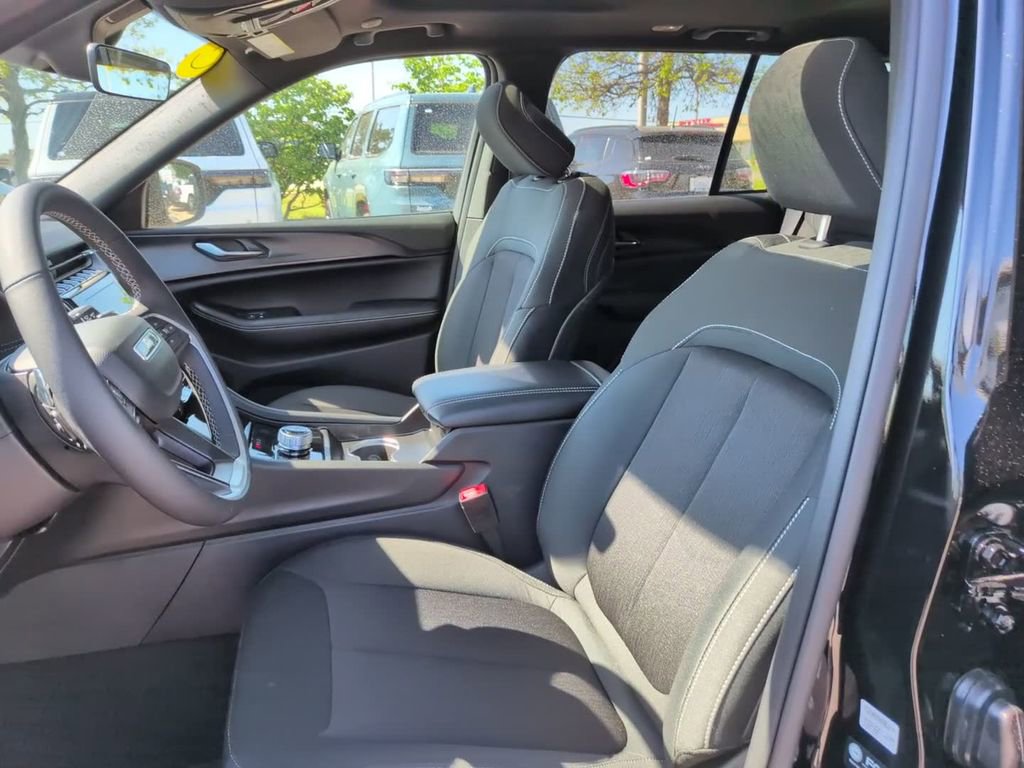 New 2025 Jeep Grand Cherokee Laredo X w/ Luxury Tech Group I AWD/4WD image 22