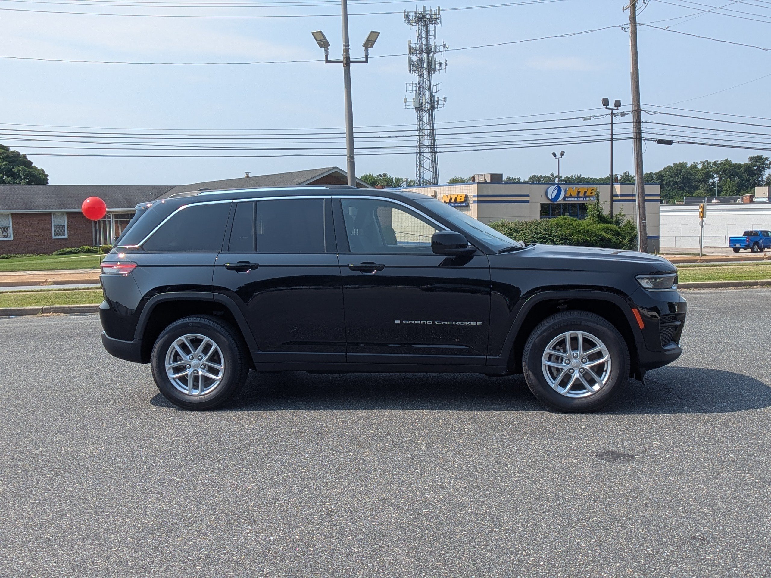 Used 2023 Jeep Grand Cherokee Laredo AWD/4WD image 10