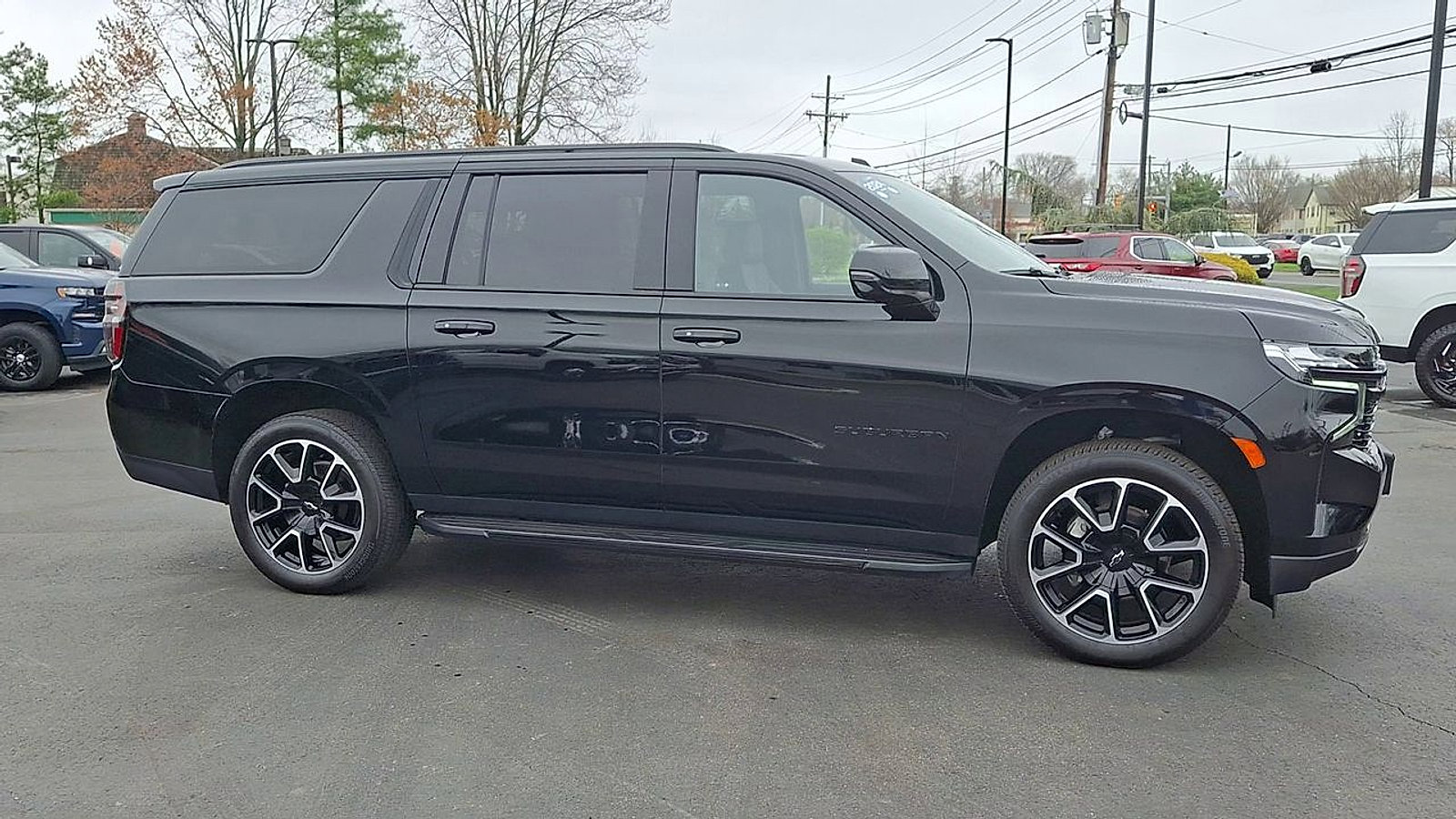 Certified 2024 Chevrolet Suburban RST w/ Luxury Package AWD/4WD image 4
