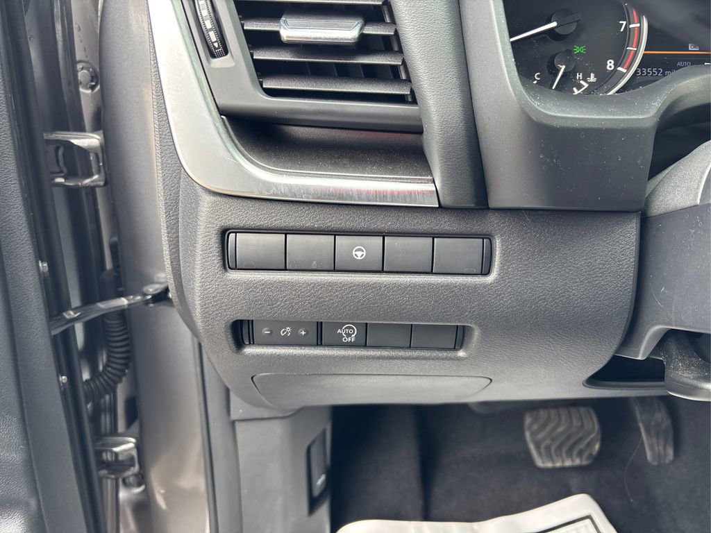 Used 2023 Nissan Rogue SV image 34