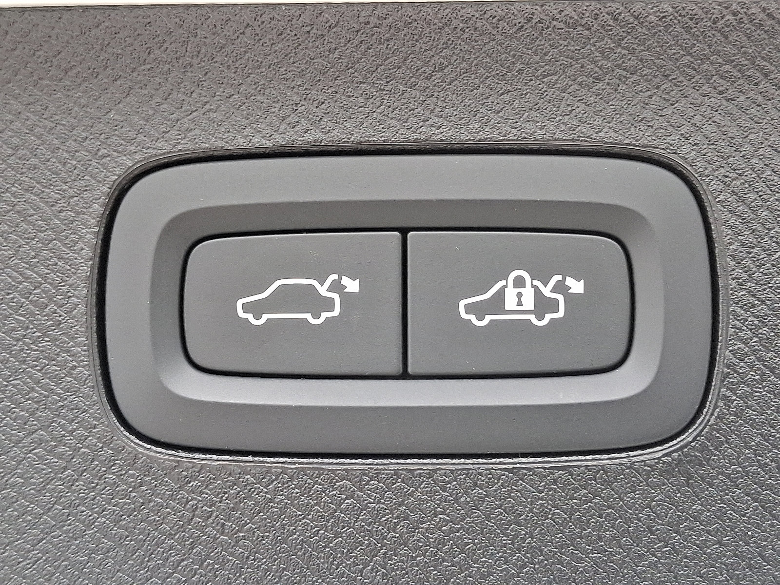 Used 2025 Volvo XC90 T8 Plus image 32