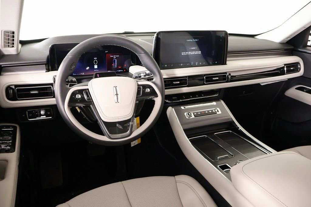 New 2026 Lincoln Aviator AWD image 2
