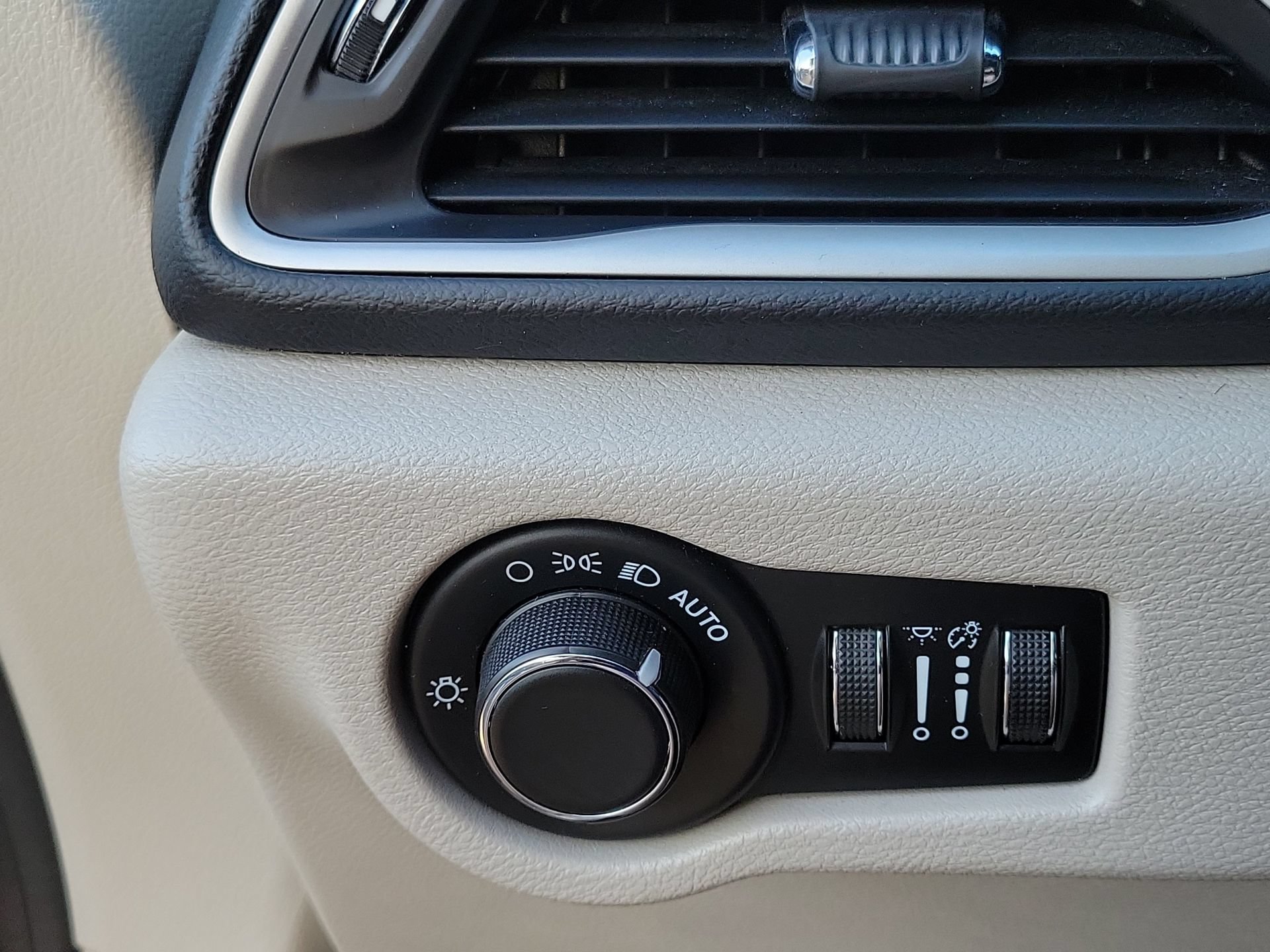 Certified 2023 Chrysler Voyager LX FWD image 12