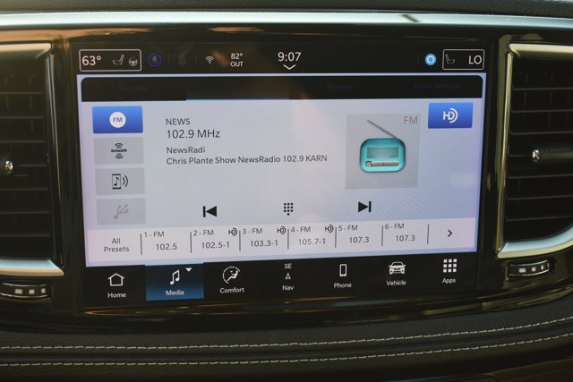 Used 2024 Chrysler Pacifica Limited FWD image 26