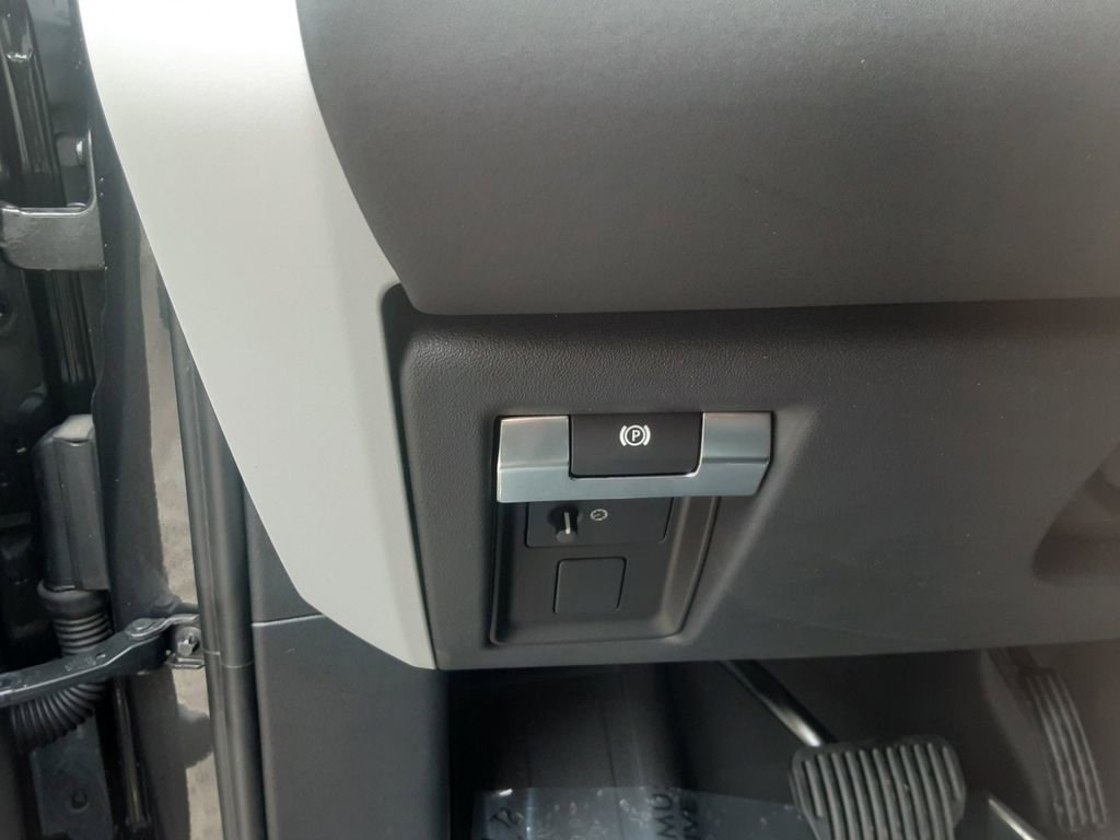 New 2024 Land Rover Defender 110 SE image 15