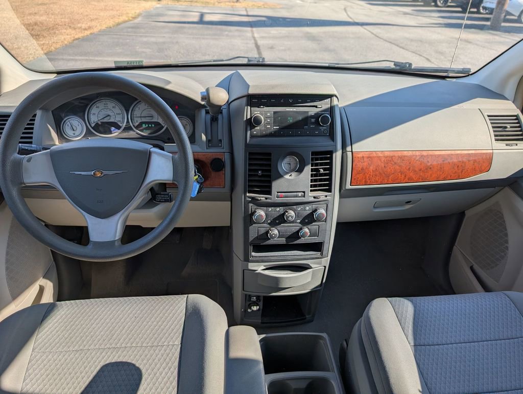 Used 2008 Chrysler Town & Country LX image 24