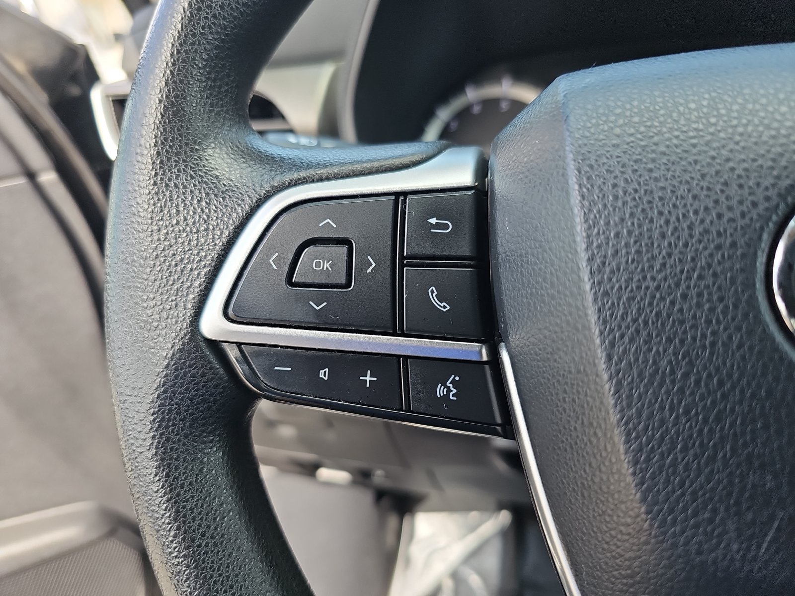 Used 2023 Toyota Highlander L FWD image 17