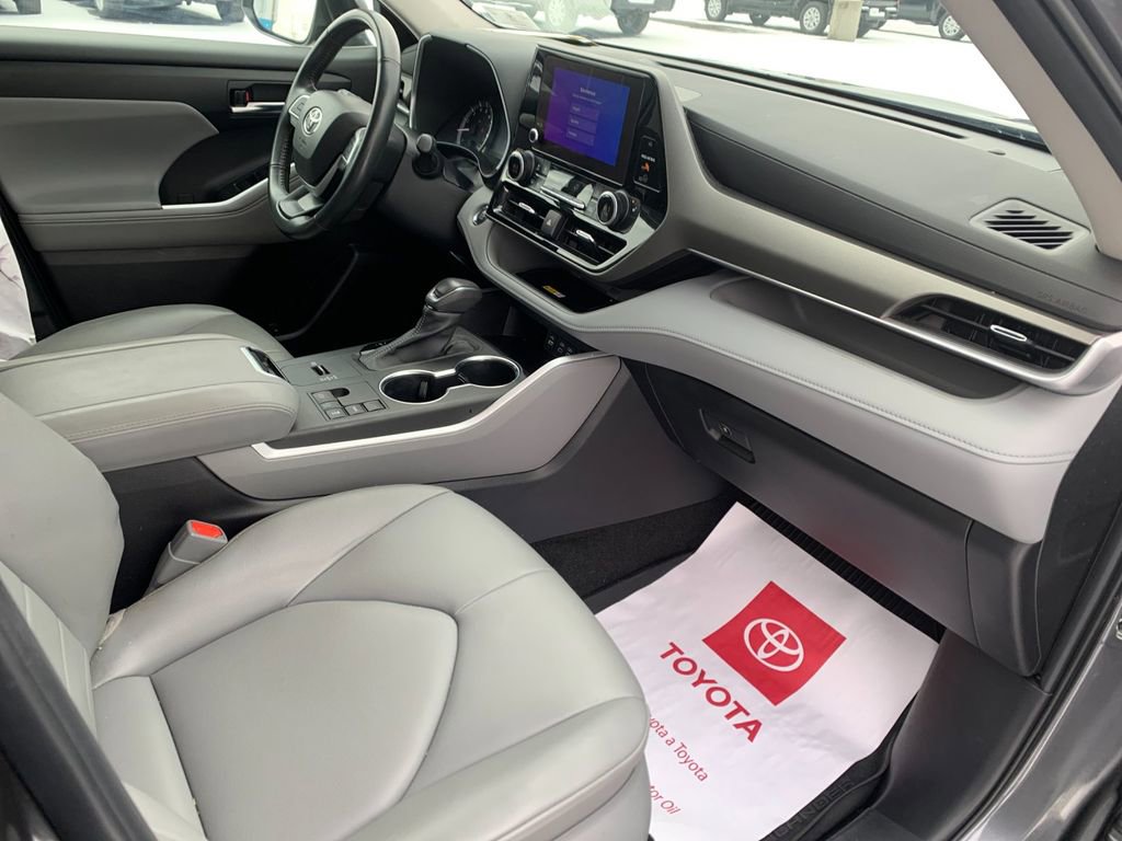 Used 2023 Toyota Highlander XLE image 19