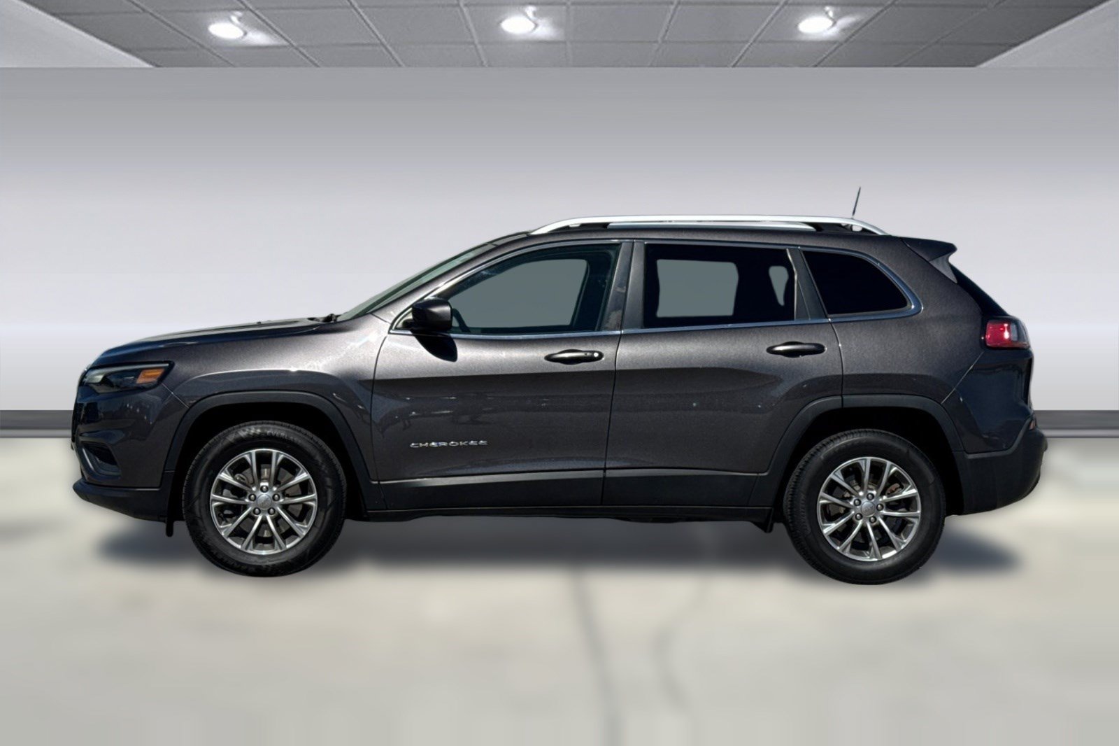 Used 2019 Jeep Cherokee Latitude Plus AWD/4WD image 2