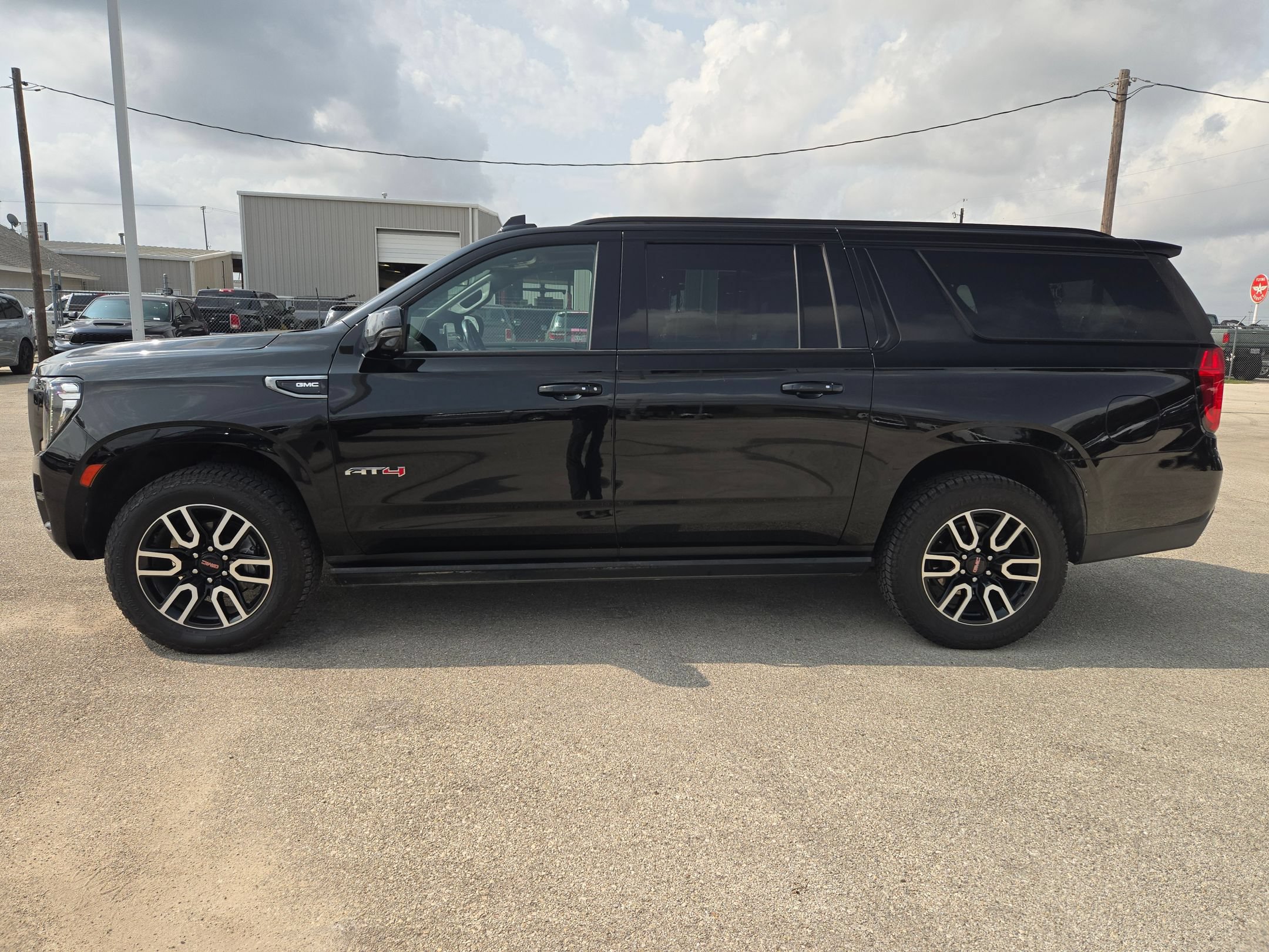 Used 2021 GMC Yukon XL AT4 w/ AT4 Premium Package AWD/4WD image 6