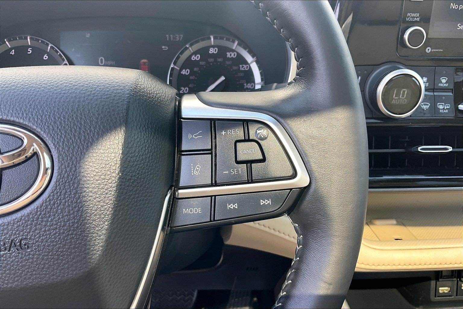 Used 2021 Toyota Highlander XLE AWD/4WD image 24