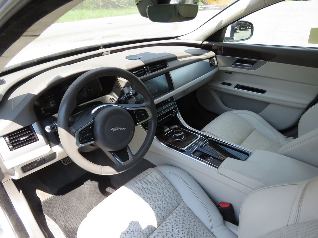 Used 2020 Jaguar XF Prestige AWD/4WD image 11