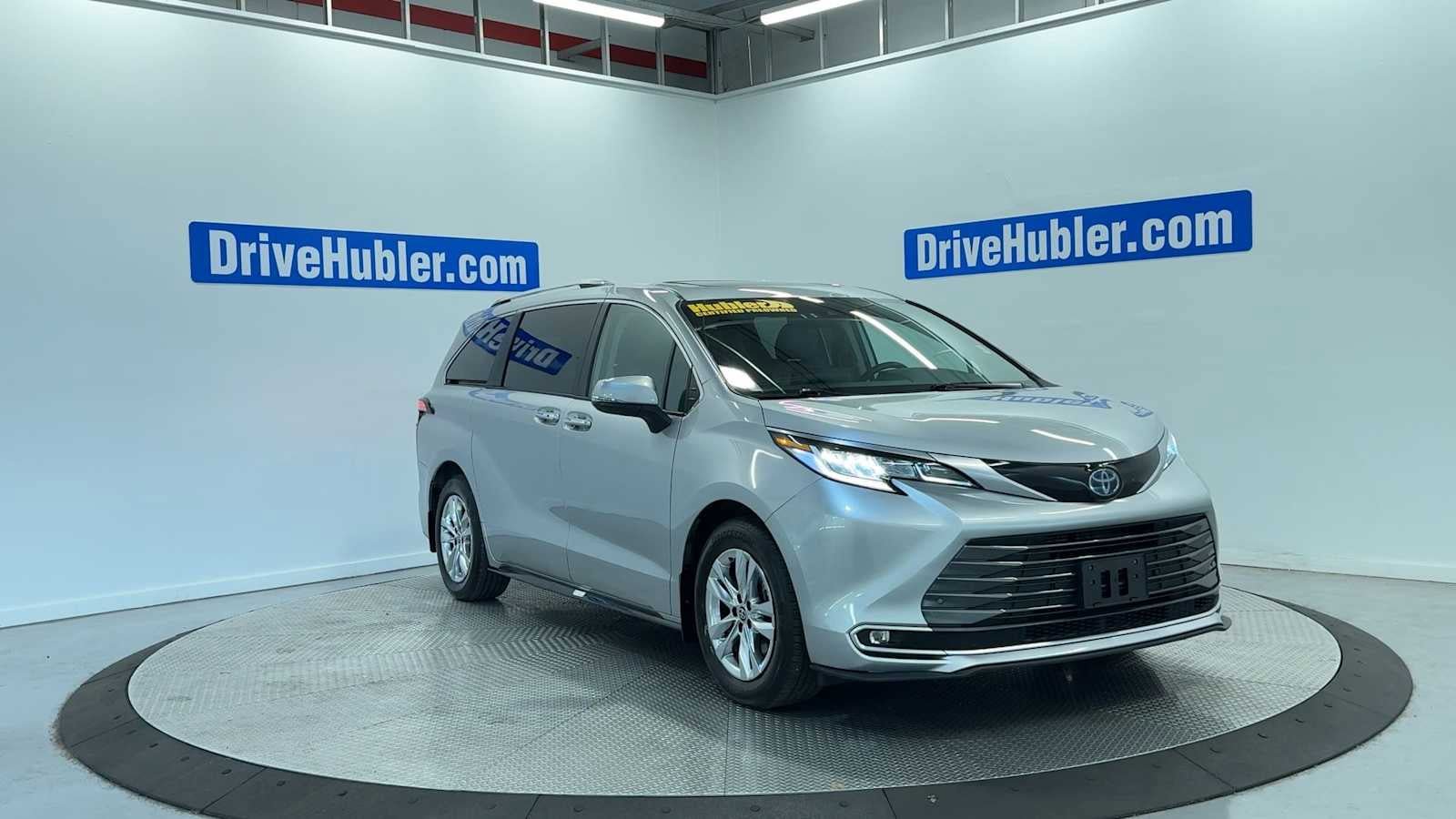 Used 2023 Toyota Sienna Limited AWD/4WD image 2