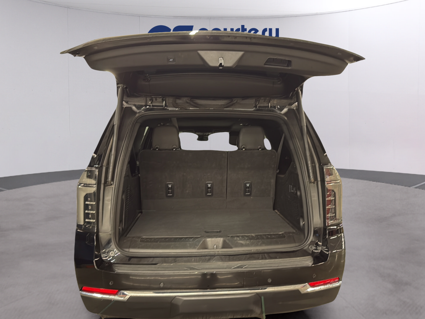 Used 2025 Chevrolet Suburban LT w/ Comfort Package AWD/4WD image 9