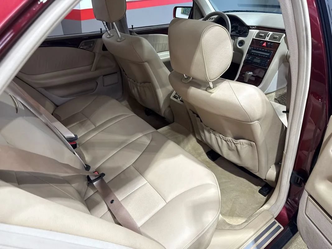 Used 1999 Mercedes-Benz E 320 Sedan image 82