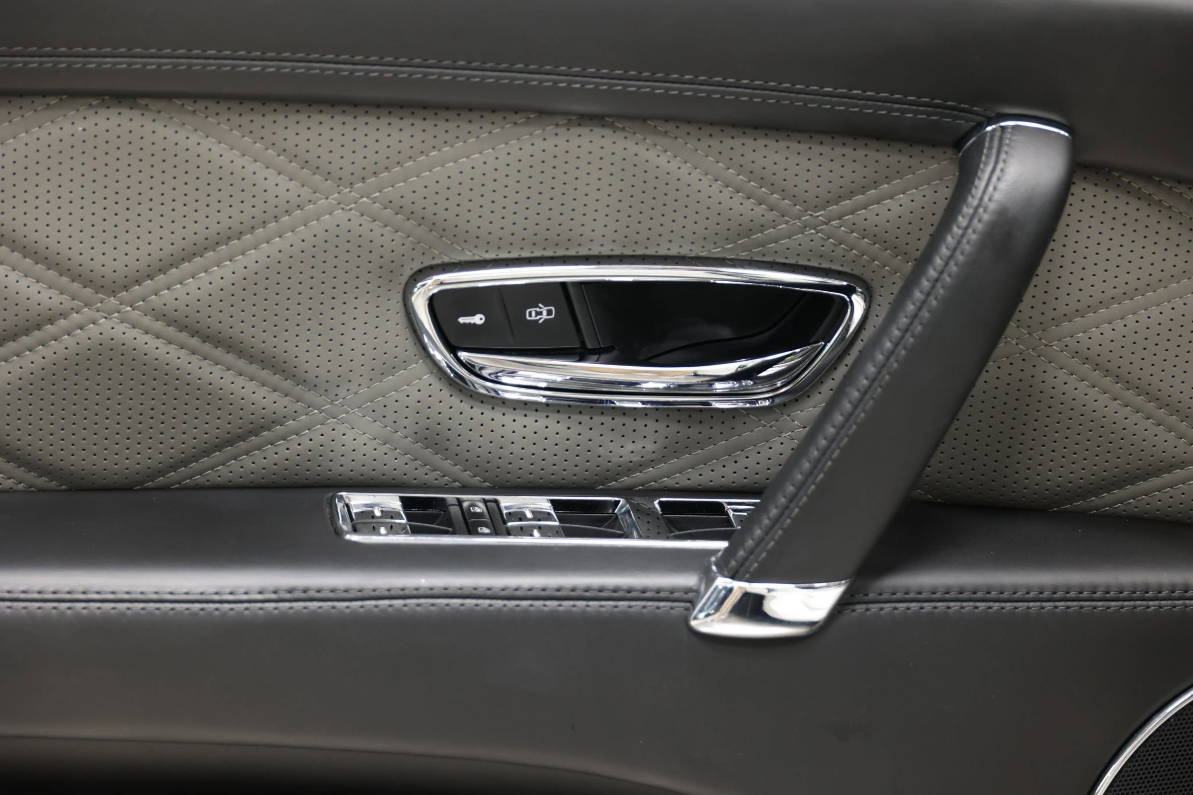 Used 2014 Bentley Flying Spur W12 image 11