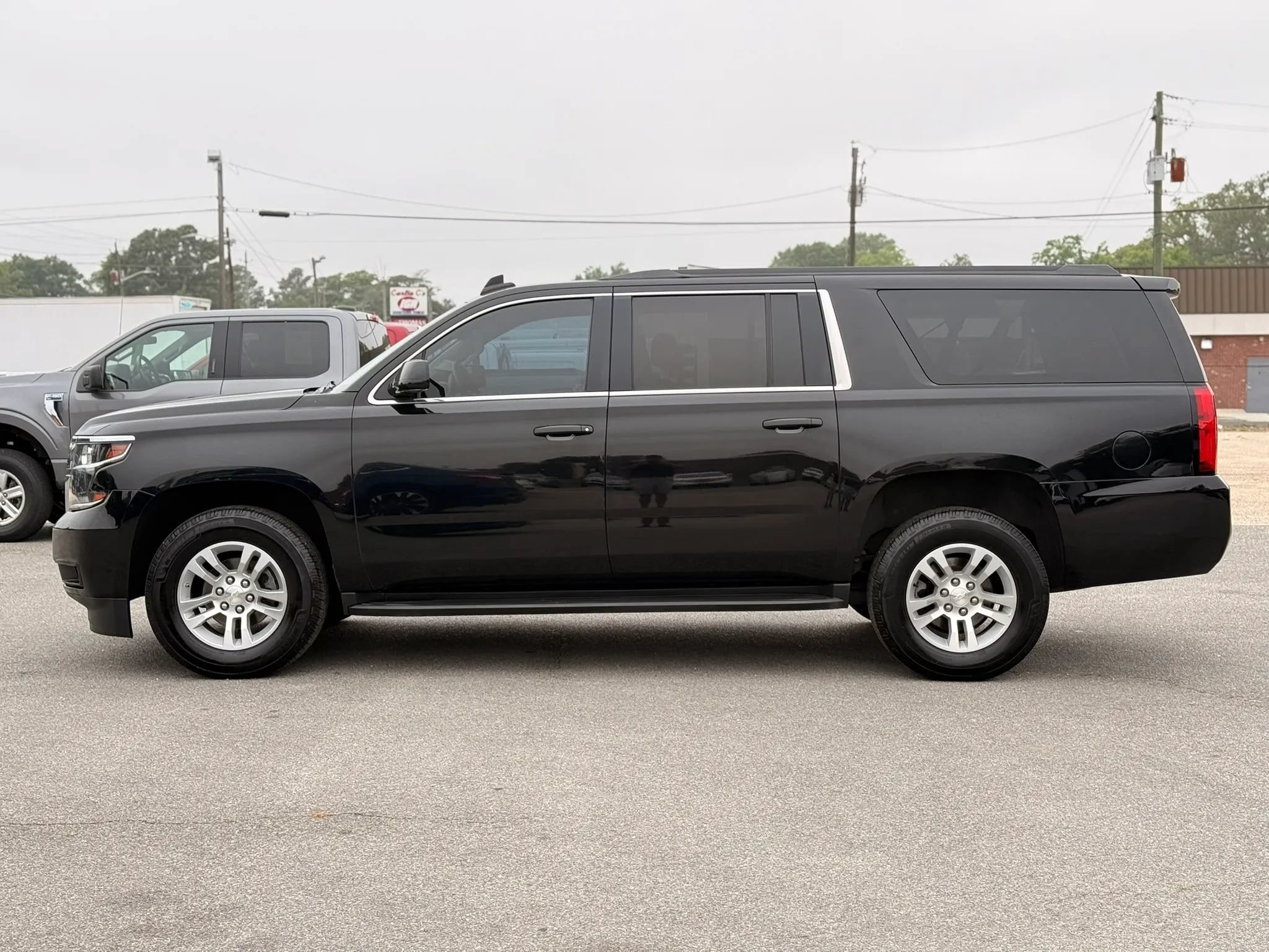 Used 2018 Chevrolet Suburban LT RWD image 6