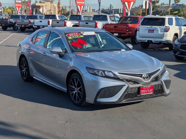 Used 2022 Toyota Camry SE image 3