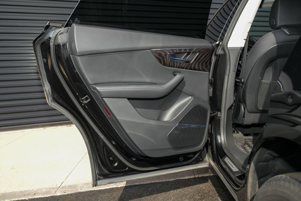 Used 2022 Audi Q8 Prestige w/ Prestige Package AWD/4WD image 31