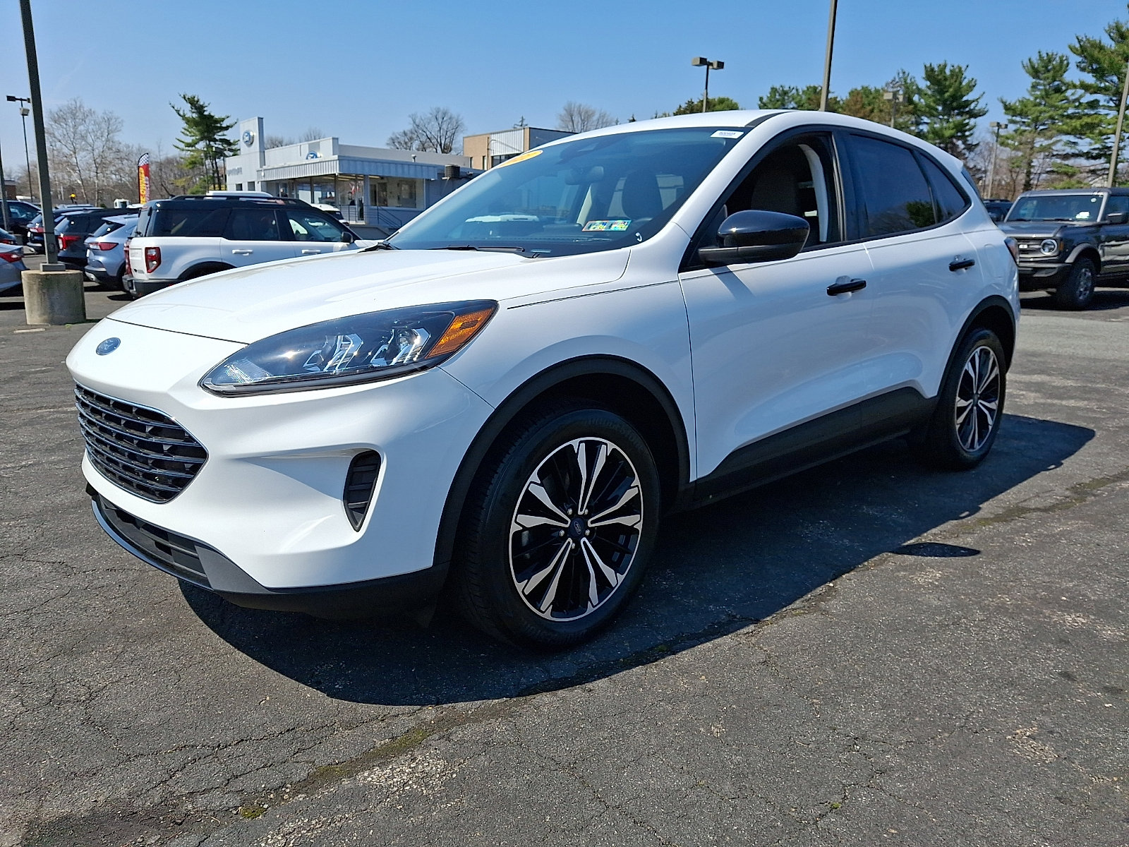 Used 2022 Ford Escape SE w/ SE Sport Appearance Package image 3