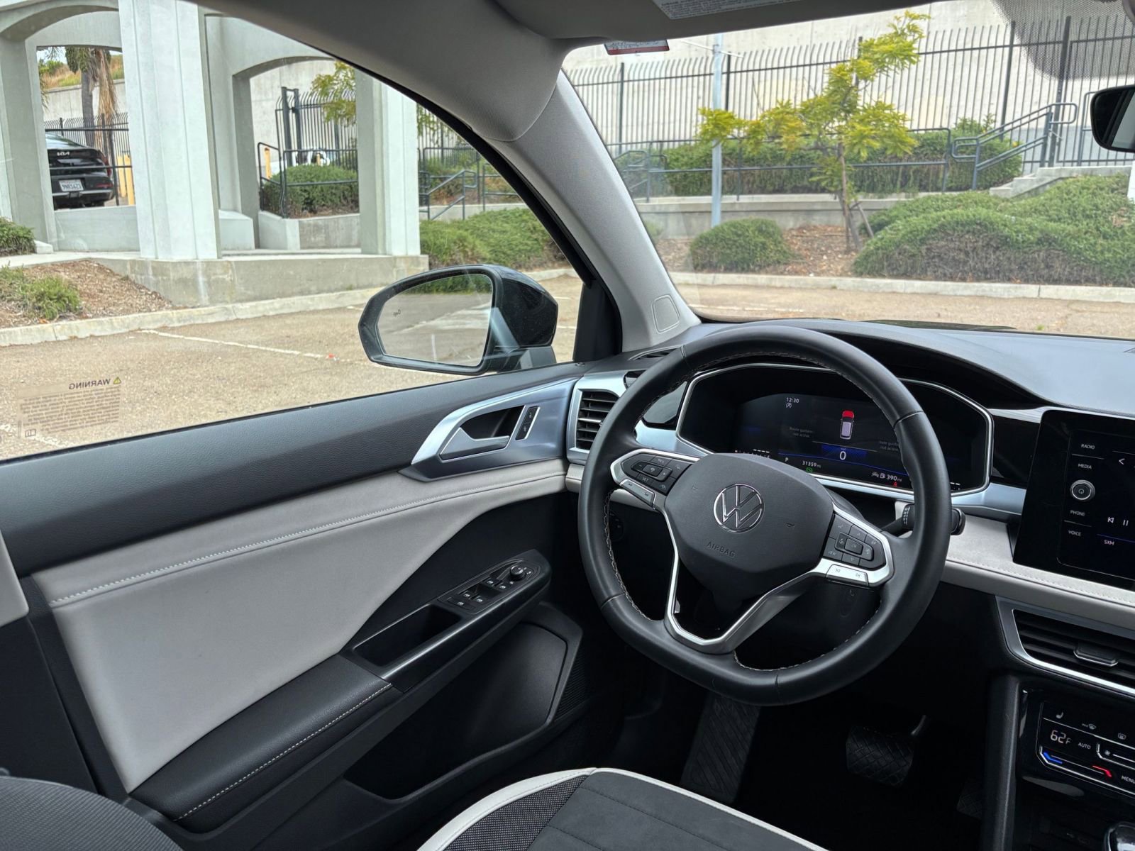 Used 2025 Volkswagen Taos SE FWD image 35
