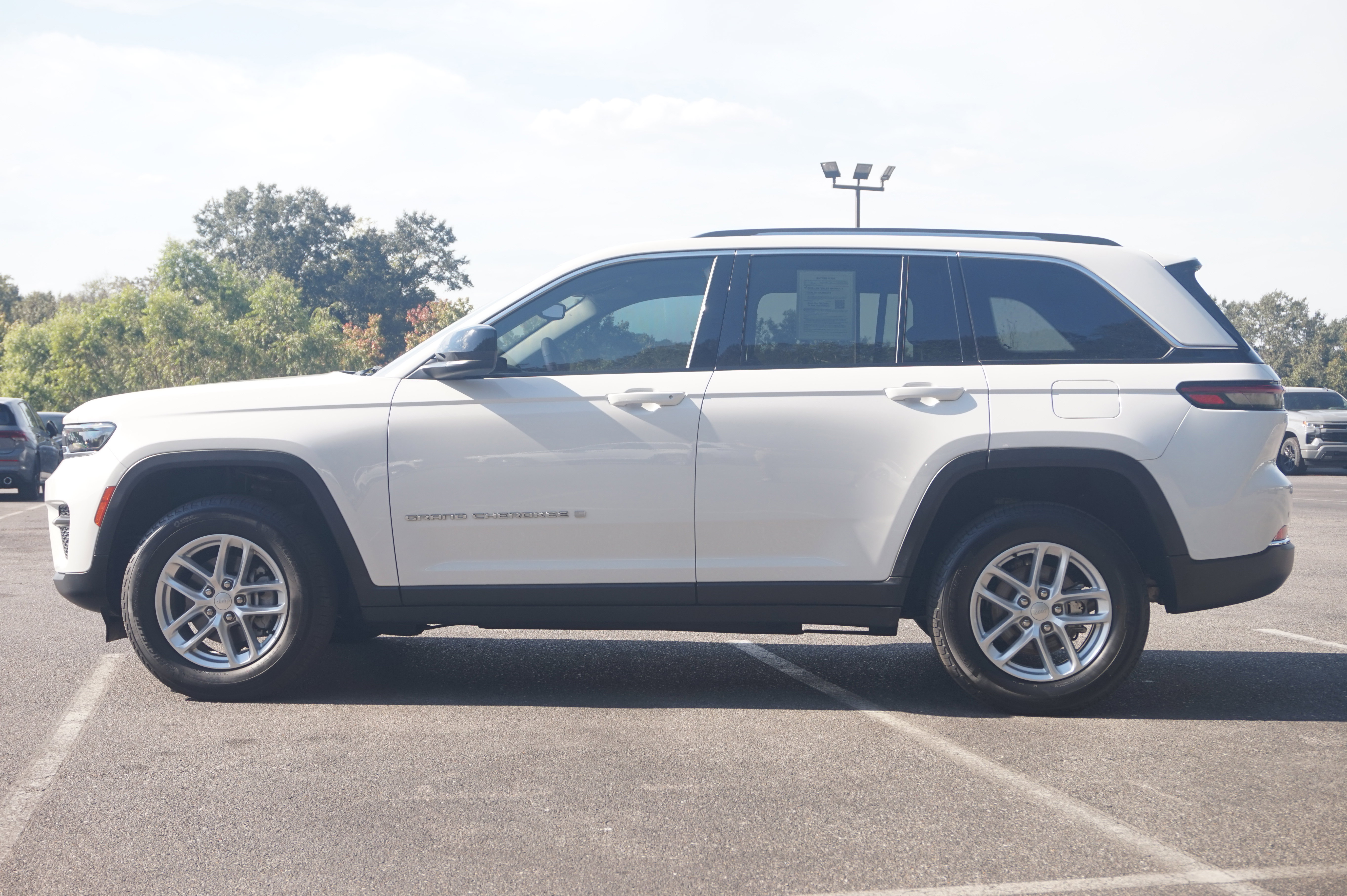 Used 2023 Jeep Grand Cherokee Laredo w/ Luxury Tech Group I image 6
